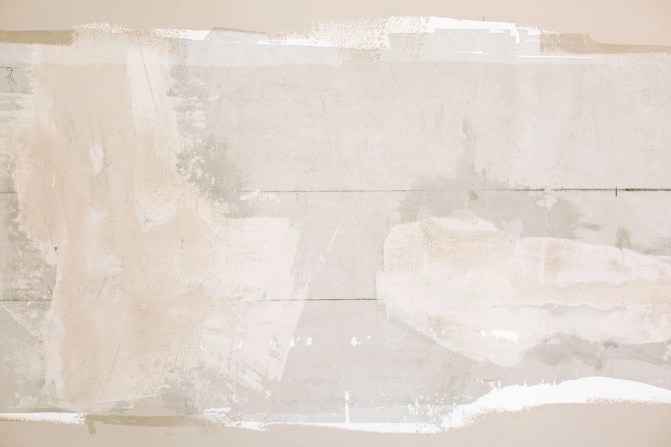 Mur préparé et poncé avant la mise en peinture
